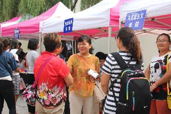 马克思主义学院苏琳老师与新生家长热情交流